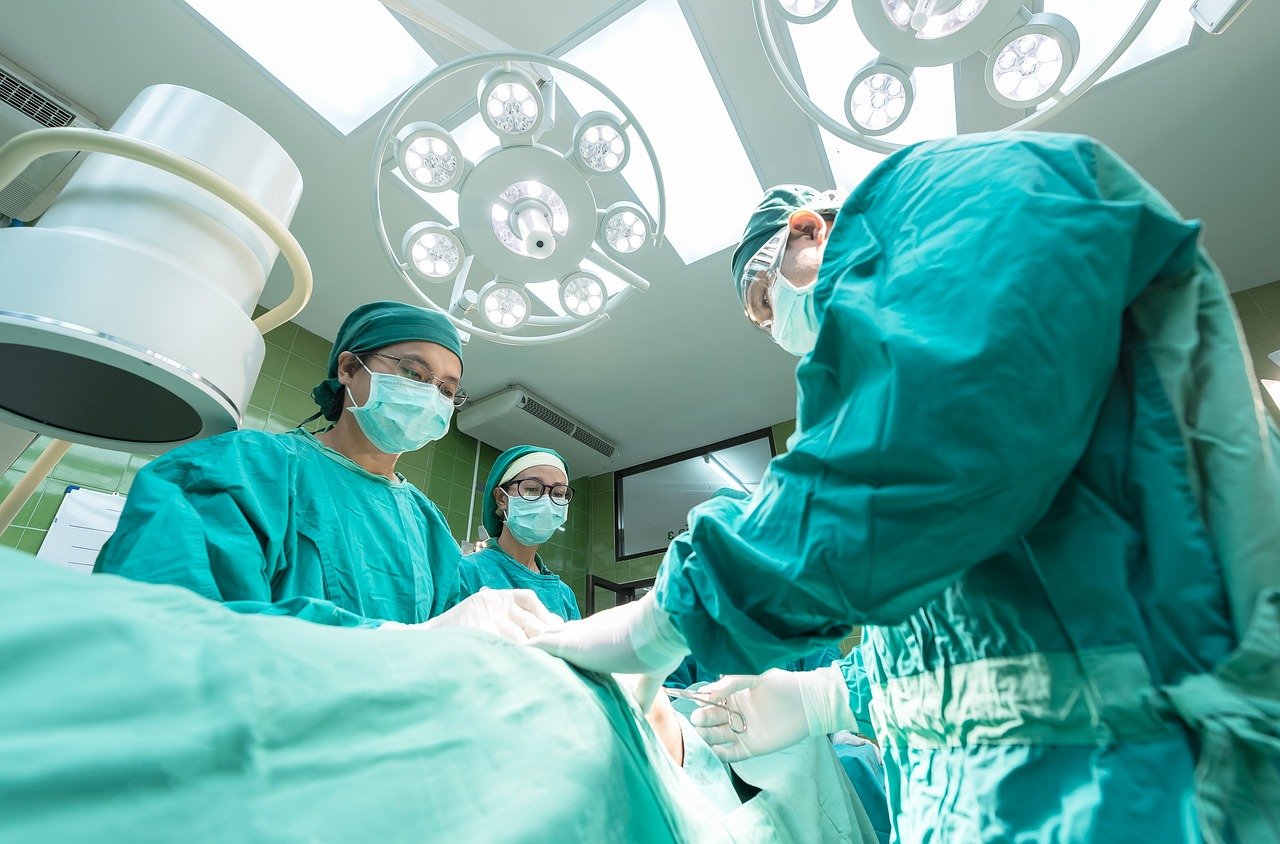 Кардиохирурги в Благовещенске успешно завершили операцию на открытом сердце, несмотря на пожар в здании