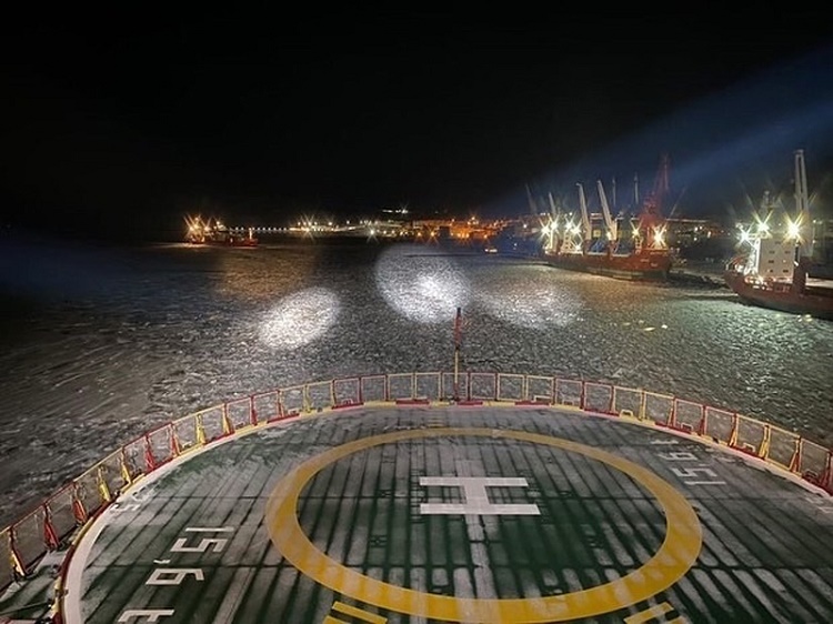 Ледокол Росморпорта осуществил проводку через сплоченные льды судна с социально-значимым грузом в чукотский порт Певек
