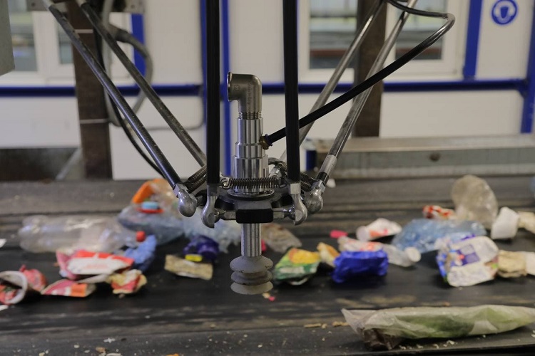 «РТ-Инвест» внедрил роботов-сортировщиков при переработке отходов