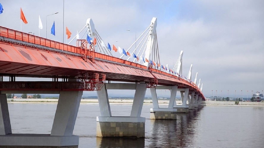 Россия и Китай открыли грузовое движение по международному автомобильному мосту через реку Амур 