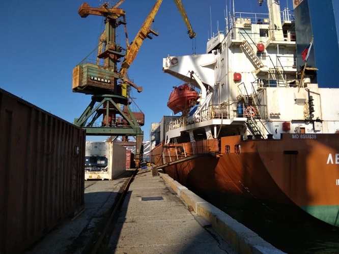 Первые грузовые суда доставили грузы нового сезона в морские порты Чукотки