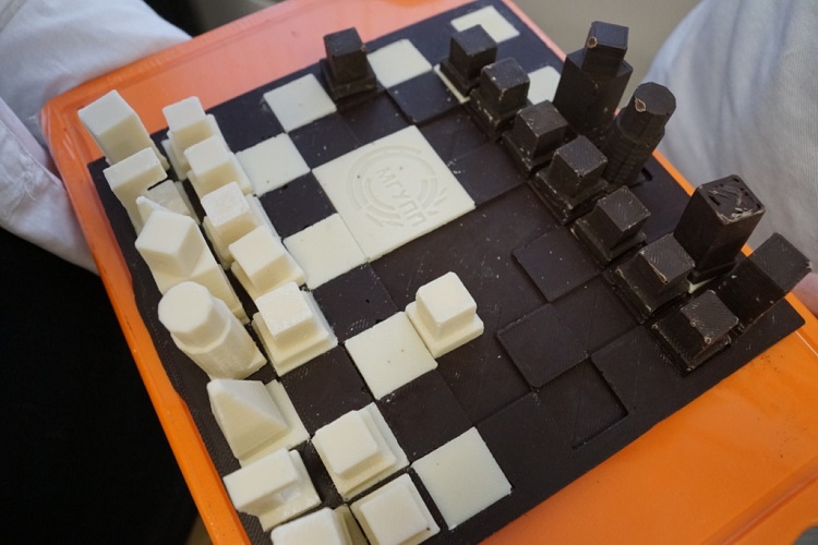 Пищевой 3D-принтер от московских ученых печатает шоколад, торты и даже наггетсы