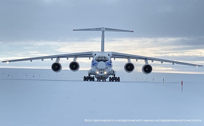 Ил-76ТД-90ВД открыл эксплуатацию нового аэродрома в Антарктиде