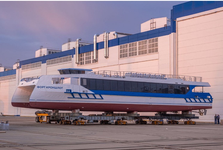 Спущен на воду первый скоростной пассажирский катамаран проекта «Котлин» для линии Петербург — Кронштадт