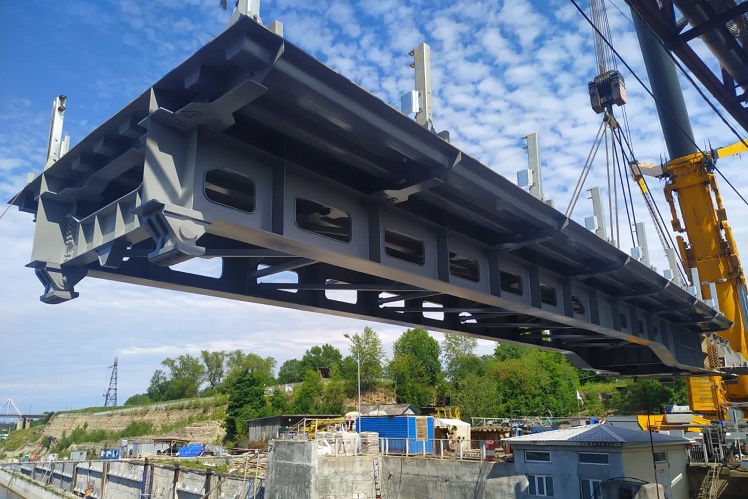 На Волховском шлюзе в Ленинградской области установлен новый автомобильный поворотный мост