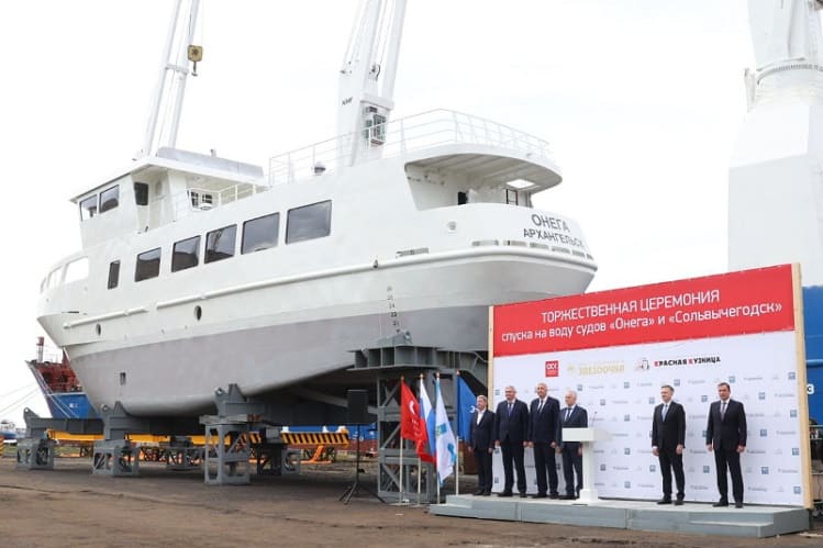 Первые пассажирские суда проекта РЕГК.126 спущены на воду в Архангельске