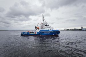 На судне «Фавор» подняли Государственный флаг